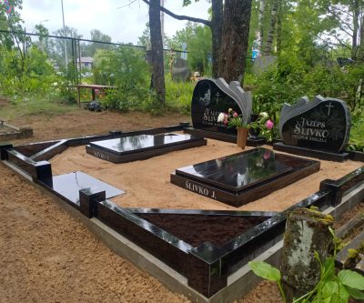 Divvietīgā kapu sēta (nožogojums)...